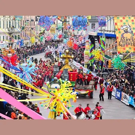 Center Vibes Lux 里耶卡